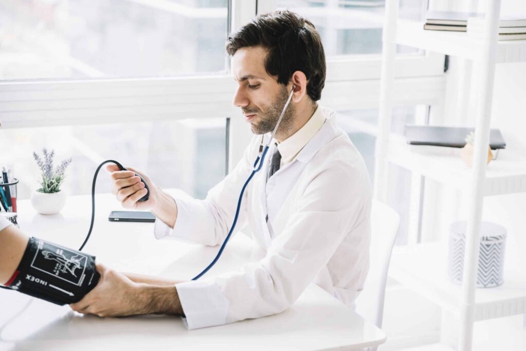 doctor realizando una prueba de salud al conductor para examen medico para licencia de conduccion